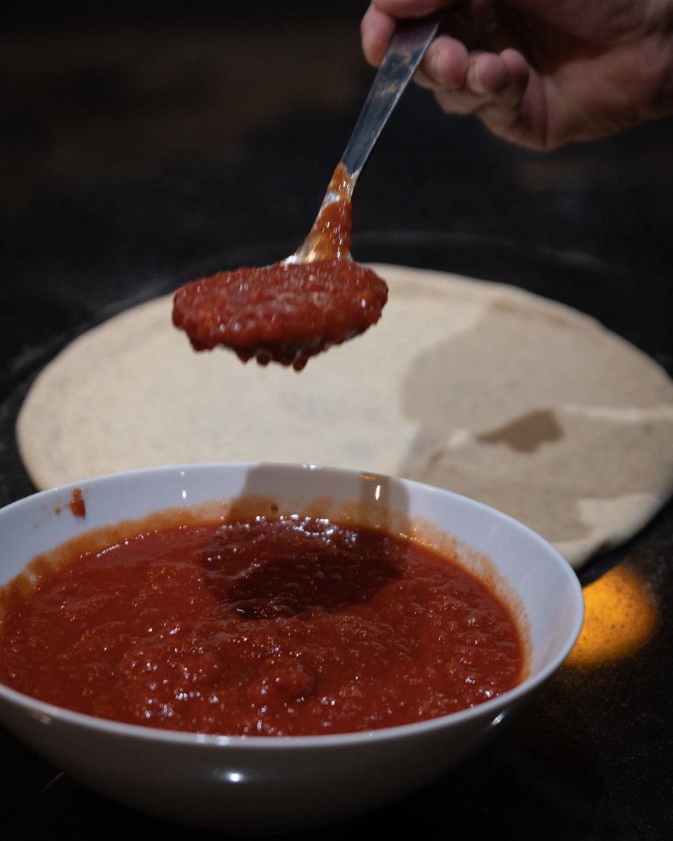 L’origine de la pizza remonterait au 16e siècle, dans la région de Naples… Une époque qui coïncide avec l’apparition de la tomate en Europe !