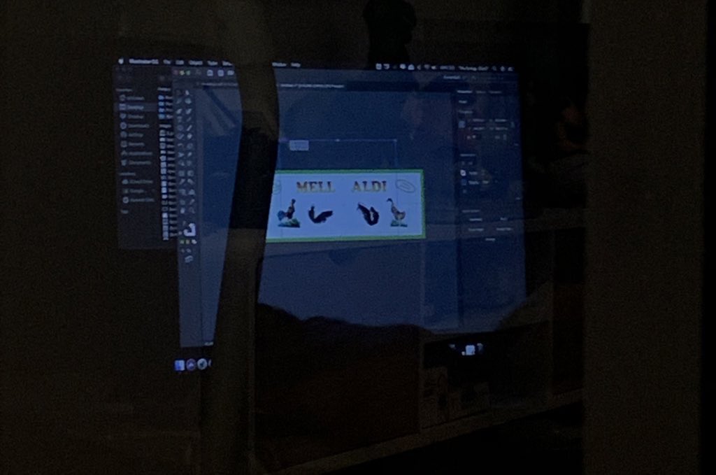 🙎‍♂️: Design undangannya mau yang kaya gimana?
🙍🏻‍♀️: Terserah, design yang sesuai selera kamu aja..
🙋‍♂️: