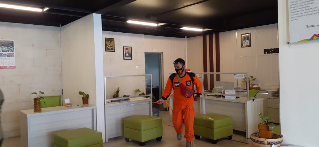 06 Agustus 2020
BPBD Banyuwangi melakukan Penyemprotan menggunakan  cairan disinfektan di pasar pelayanan publik rogojampi dan pasar pelayanan publik genteng untuk Pencegahan Sebaran Covid-19 <a href="/rogojampi_kec/">kec_rogojampi</a>
<a href="/kecgenteng/">Kecamatan Genteng</a> <a href="/banyuwangi_kab/">Kabupaten Banyuwangi</a> <a href="/AzwarAnas_A3/">Abdullah Azwar Anas</a> <a href="/bpbd_jatim/">BPBD JATIM</a> <a href="/BNPB_Indonesia/">BNPB Indonesia</a>