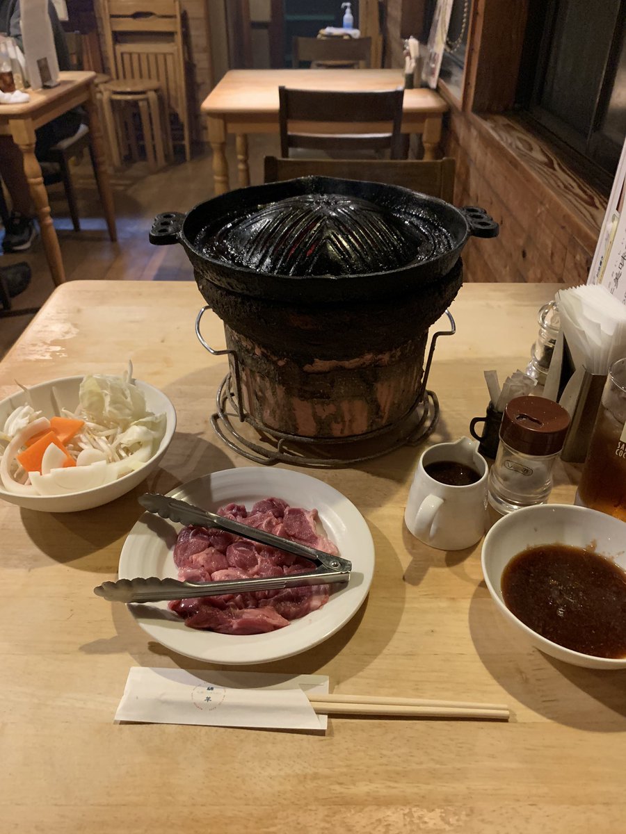 札幌ジンギスカン綿羊 まずはジンギスカンをお召し上がり頂いたようなのですが いいですね このお肉の角度 ジンギスカン鍋の中央にラム肉を寄せてからの やや斜め上の角度で超接写 脂から立ち昇るオイルミストまでも見えるようです 旨がっぺ 札幌ジンギスカン綿羊 まずはジンギスカンをお召し上がり頂いたようなのですが いいですね このお肉の角度 ジンギスカン鍋の中央にラム肉を寄せてからの やや斜め上の角度で超接写 脂から立ち昇るオイルミストまでも見えるようです 旨がっぺ