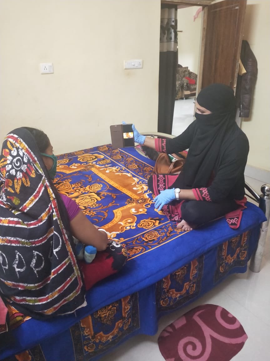 WDantewada's tweet photo. #breastfeedingweek #homevisit जिले के किरंदुल परियोजना में आं.बा दीदी द्वारा घर जाकर स्तनपान के महत्व को विडीयो दिखाकर बताती हुई कार्यकर्ता @DantewadaDist @ChhattisgarhCMO @WCDCgGov @wcdposhancg @NITIAayog @SPreraks @tini_tatatrusts https://t.co/NBRYfPb1Mx