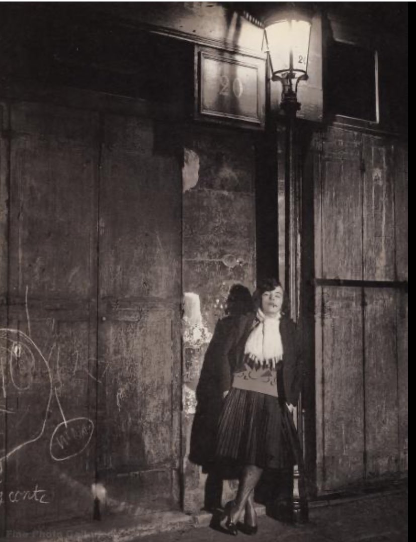 SalaLettura's tweet photo. La prostituta strascina lo scialle, la cuffia le penzola sul collo alticcio e foruncoloso,
La folla ride alle sue bestemmie scurrili, gli uomini la sbeffeggiano e ammiccano fra loro,
(Infelice!io non ti schernisco,le tue bestemmie non mi fanno ridere);

Brassaï https://t.co/BnxppDQAiI