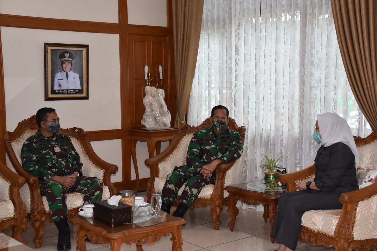 082Cpyj's tweet photo. DANREM 082/CPYJ Kolonel Inf M. Dariyanto Memdampingi Pangdam V/Brw Mayjen TNI WIDODO IRYANSYAH bersilaturahmi ke Bupati Bojonegoro Ibu Anna Muawanah. Bojonegoro, 5/8/2020.
@kodam5brw #kodam5brw #lawancovid19 #korem_082 #pen_kodim0813/bojonegoro #Bojonegorohitz https://t.co/XUnk4A1Id6