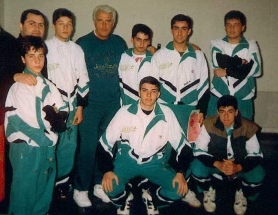 AgrasFernando's tweet photo. Buenos días, integrantes de @BasketXiria hace 25 años con dos históricos del baloncesto español #AlfredJulbe y #LoloSáinz 1995 #historiabaloncestocoruñés Clínic Ourense https://t.co/Z1Uv9TDHaf