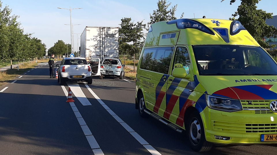 Ongeval met vrachtwagen en twee personenauto's in Sevenum ..