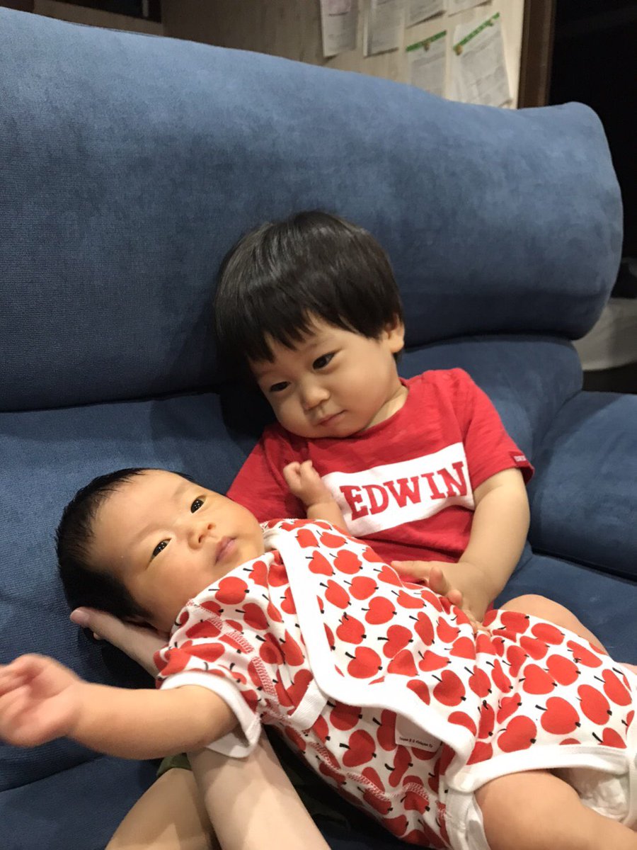 fmht0611's tweet photo. 6月23日に女の子を出産しました！
退院直後からお兄ちゃんの愛情がすごい。笑 https://t.co/v3CDEEVHLf