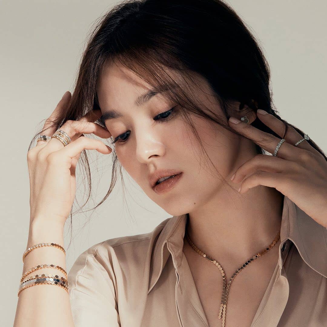 Kasey51825508's tweet photo. @chaumetofficial
#SongHyeKyo
New Bee My Love campaign starring friend of the Maison Wearing with natural elegance an accumulation of graphic Bee My Love jewels, Kyo embodies Chaumet’s unique spirit of Grace and Character. #Chaumet #BeeMyLove #StackingChaumet #GraceandCharacter https://t.co/FuPagAZxyc