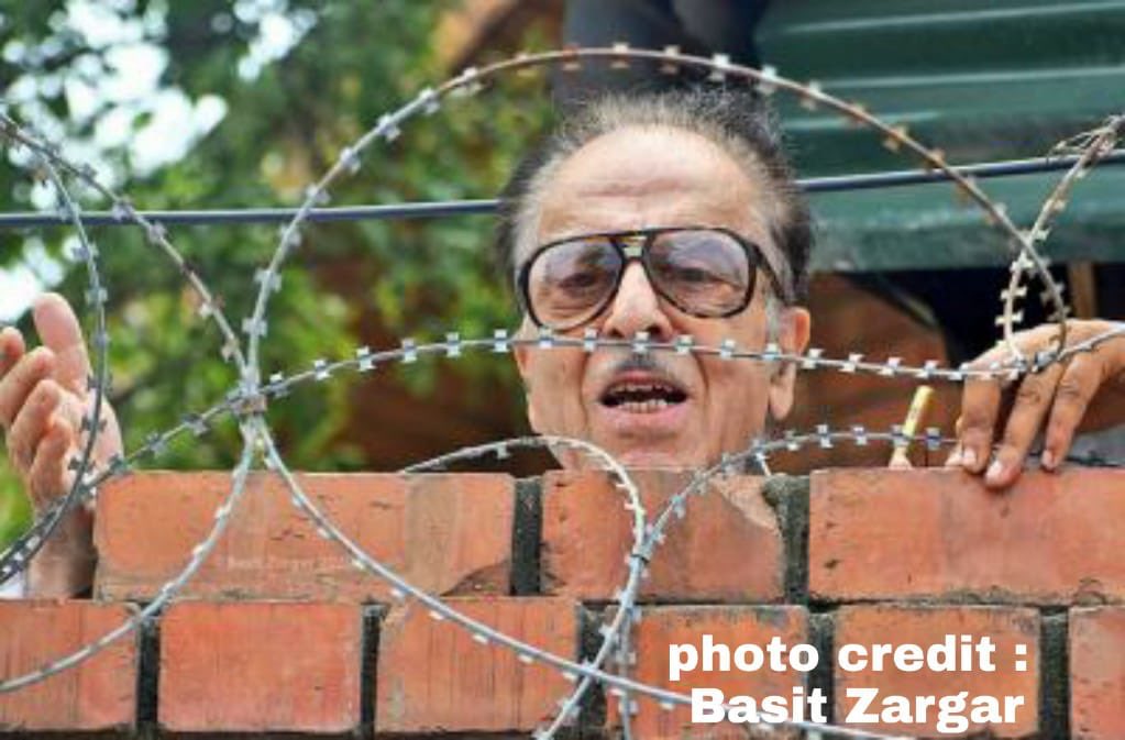 priyankagandhi's tweet image. सैफुद्दीन सोज साहब ने भारतीय लोकतंत्र की प्रक्रियाओं को मजबूत करने में बड़ी भूमिका निभाई है। उनके साथ कैदी सा व्यवहार करके भाजपा सरकार लोकतंत्र को कुचल रही है। J&amp;amp;K में एक साल से तानाशाही कायम है।
मैं सरकार को याद दिलाना चाहती हूँ कि भारत एक लोकतंत्रात्मक गणराज्य है।