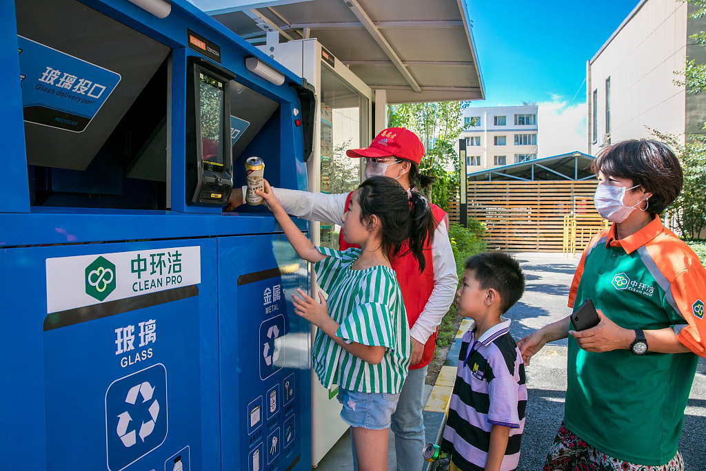 HohhotChina's tweet photo. Smart garbage sorting machines have been installed in #Hohhot since 2019 to encourage residents to practice #garbagesorting. Individuals can earn points by correctly sorting and disposing of their garbage, which can then be redeemed for daily products. #environment https://t.co/urs6iiKF8A