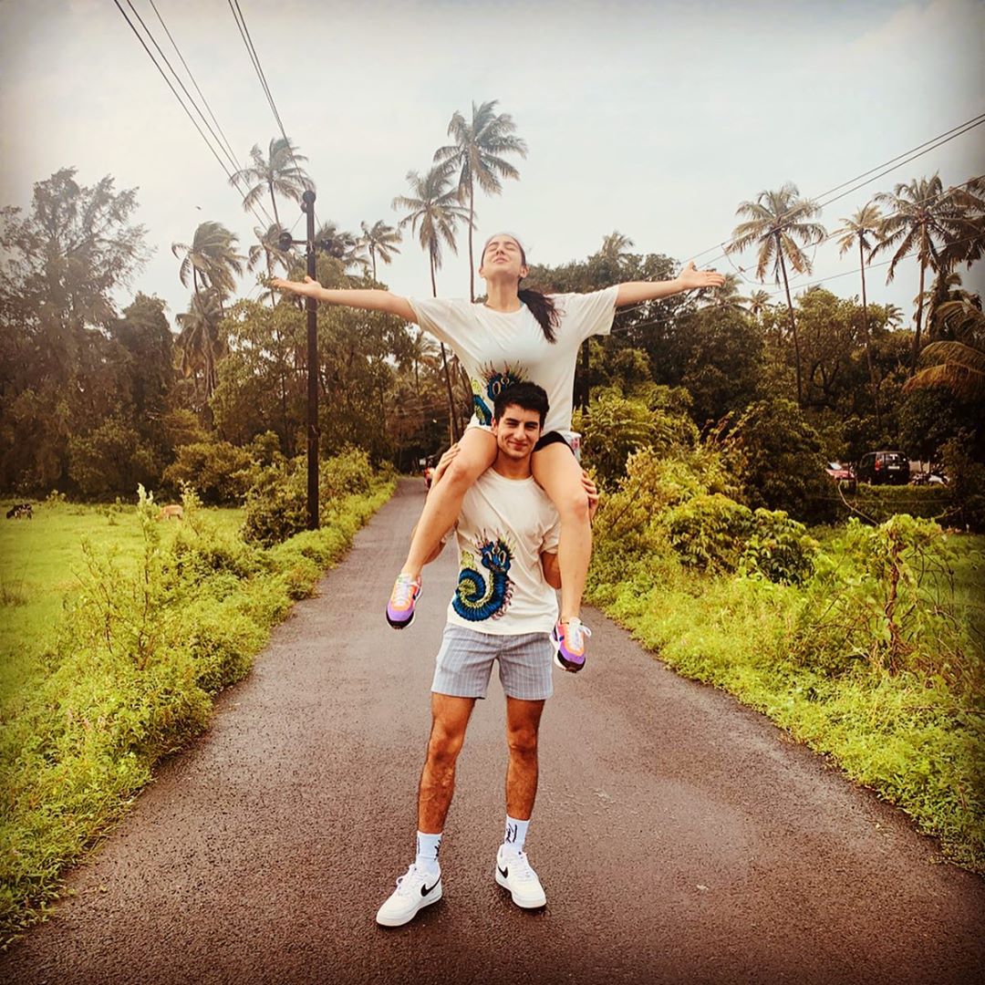 #SaraAliKhan clicked pictures with her brother #IbrahimAliKhan in Goa.
#Goa #Quarantine #Nature #Environment #Cycling #Bollywood #Actress #BrotherAndSister #BrotherAndSisterLove
Follow @BollywoodKnocks for more updates..!!