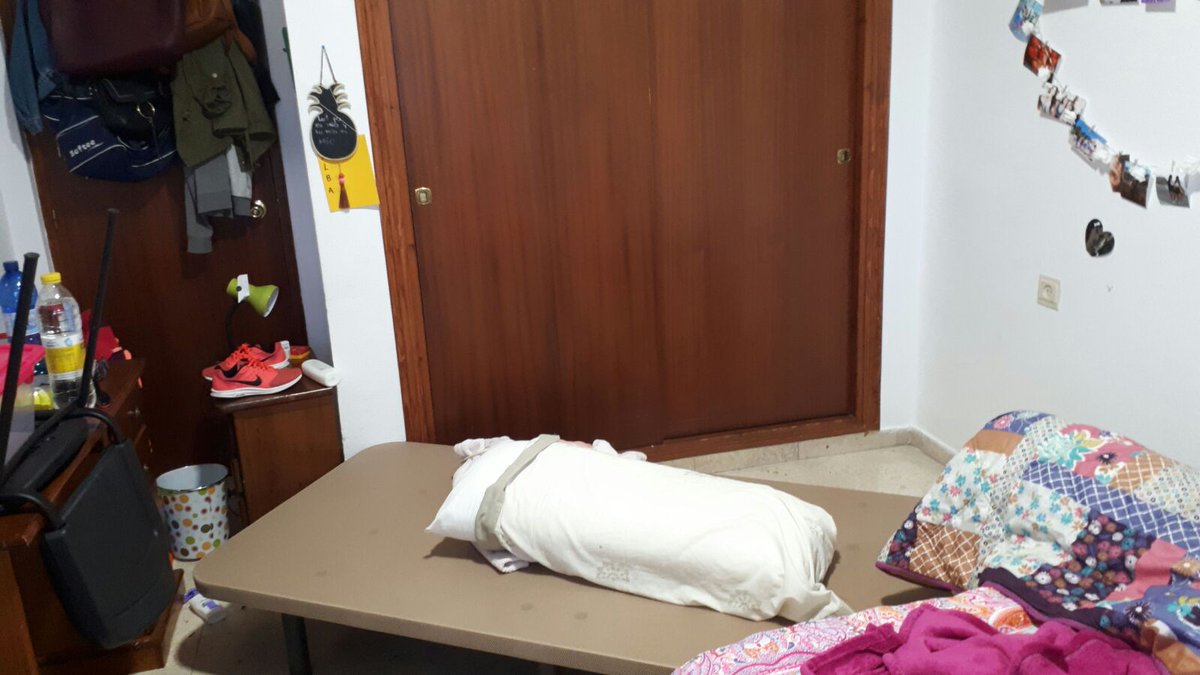 NuriaFC97's tweet photo. Cuando @albavaldivia9 y yo intentábamos remodelar nuestra habitación 😢😢😢 https://t.co/2VILnhTrtg