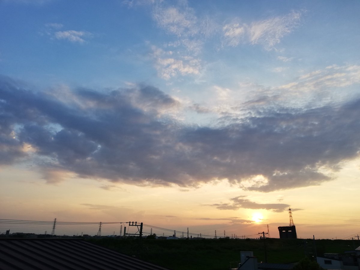 kmt_sbd's tweet image. そろそろ夕景が綺麗な時間帯へ突入します。The黄昏時。
とは言え、まだまだまだまだまだまだ暑い。
そんな時には夏野菜を食べよう。
その前に、夏野菜を育てよう。

ということで、今日のきもとblogは、The「夏野菜」

#きもとblog
#夏バテ予防
#夏野菜
#黄昏時

kimoto-sbd.co.jp/blog/2020/08/2…