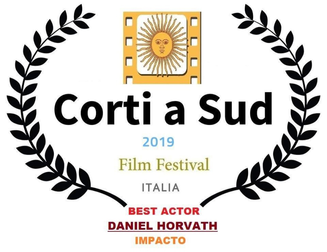 🔴5 Premio para <a href="/ImpactoCorto/">Impacto Cortometraje</a>  de <a href="/HectorRomance/">HectorRomance</a> y  sumamos ya 36 selecciones oficiales.

@Daniel_Horvath_  ganó el premio de mejor actor del festival CORTIASUD que se celebró en Salermo, Italia 🇮🇹

Muchas felicidades Daniel y a todo el equipo!!