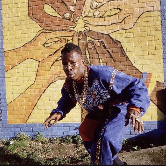 always fresh and vibrant colours with gold jewellery to accompany the fire ‘fit.