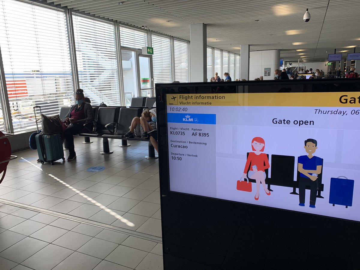 irisvandeinse's tweet photo. De komende weken ga ik onze @RodeKruis collega’s op de #Cariben ondersteunen. Door het #coronavirus gaan er nauwelijks toeristen naar #Curaçao #Aruba en #SintMaarten. Mensen die werken in het toerisme hebben nauwelijks inkomsten. We geven voedselhulp om hen te helpen. https://t.co/uNZgBBT0RD