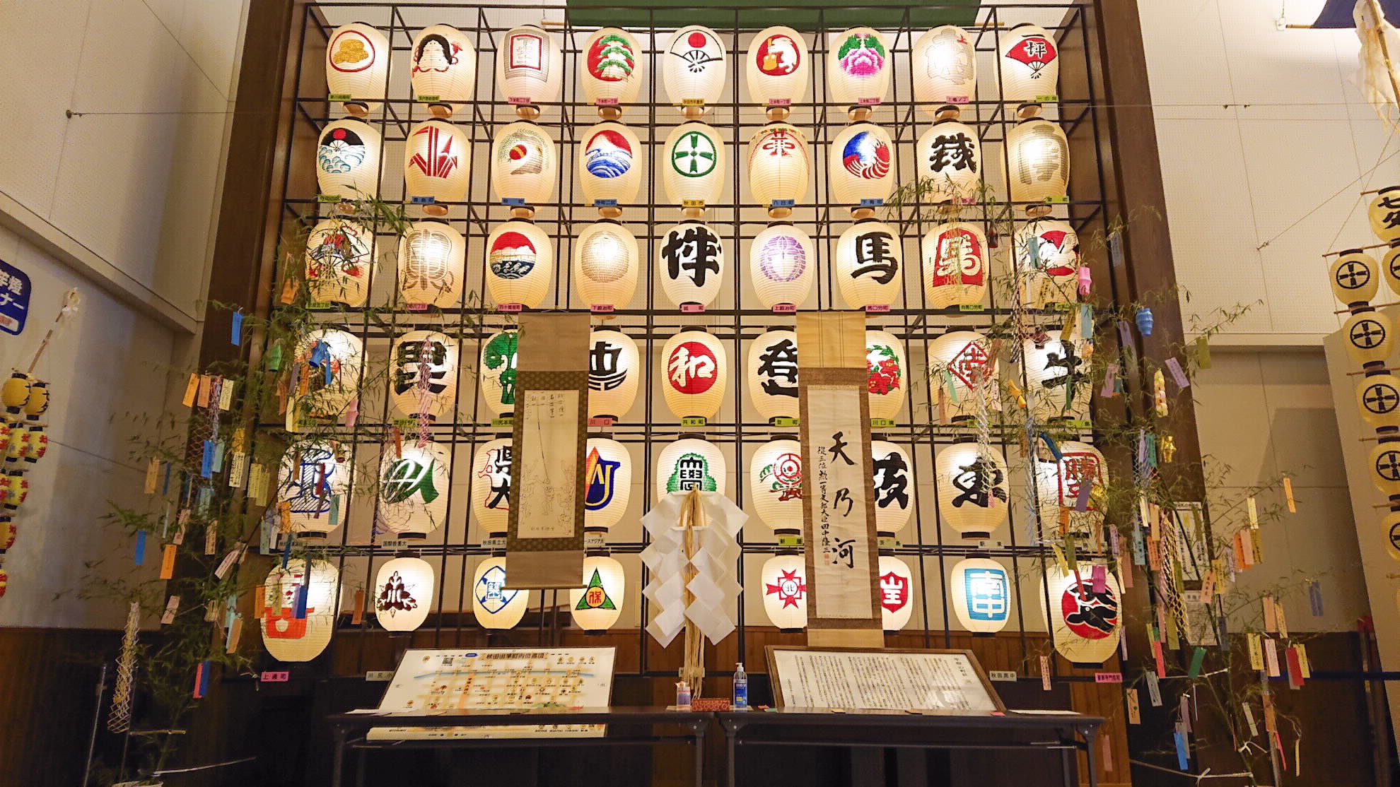 秋田市役所 ねぶり流しに願いを込めて 秋田市民俗芸能伝承館 で行っている七夕飾りは明日６日が最終日です 竿燈演技の披露 説明も午前10時と午後1時30分の２回行っております ぜひご来館ください 民俗芸能伝承館 秋田市 竿燈 T Co