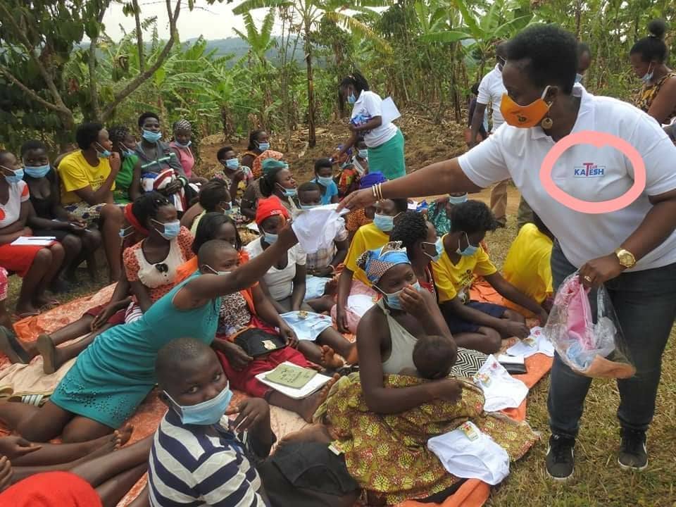 DanielLutaaya's tweet photo. Agents of Sheema Municipality MP Aspirant Dickson Kateshumbwa a.k.a Katesh giving out knickers to voters #UgVotes2021
📸 @BiryomumaishoB https://t.co/bK5RBm2FZg