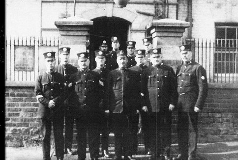 shipofknowledge's tweet photo. Australia's first police force was made up of 12 of the best behaved criminals.

#australia #police #facts https://t.co/Yr2WOMdmjE