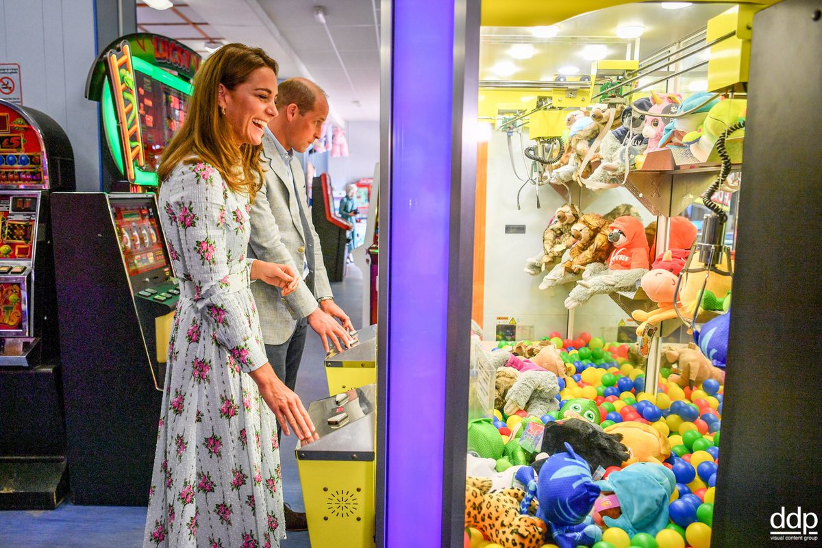 ddpimages's tweet photo. Das macht Spaß: Der Herzog und die Herzogin von Cambridge batteln mit Greifarmen um Plüschtiere.
Foto: Ben Birchall / Nunn Syndication
#katewilliam #royals #southwales #katemiddleton #princewilliam #duchessofcambridge #britishroyalfamily #ddpimages @RoyalFamily @BenBirchallUK https://t.co/NLaftWuTdM