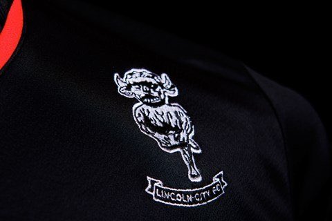 TheKitmanUK's tweet photo. On Saturday the 2020-21 @LincolnCity_FC away kit made by @ErreaOfficial was officially unveiled!
What do you think of it? ⚽️👕
https://t.co/HN076n1tej #ImpsAtHome #ImpsMarchOn #LincolnCity https://t.co/OK2vyzhb0p