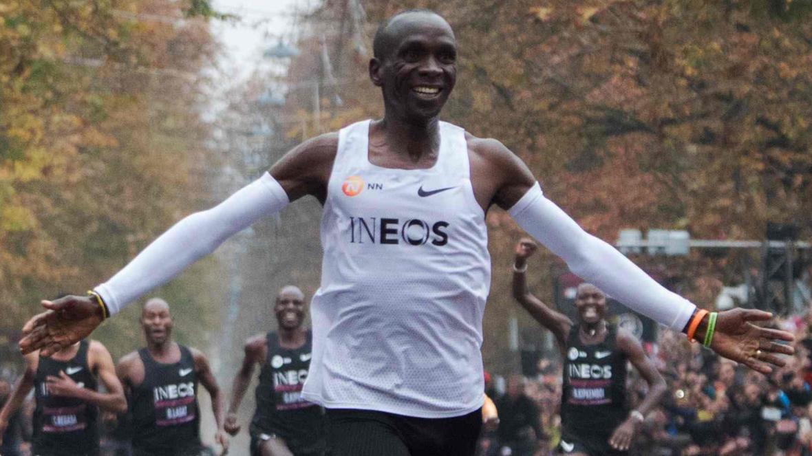 Parkrun looks set to replace London Marathon

A multi-lap race between the world’s fastest marathon runners in one of London’s Royal Parks is expected to replace this year’s mass-participation Virgin Money London Marathon.

#ukrunchat #running #letsrun #marathon <a href="/LondonMarathon/">TCS London Marathon</a>