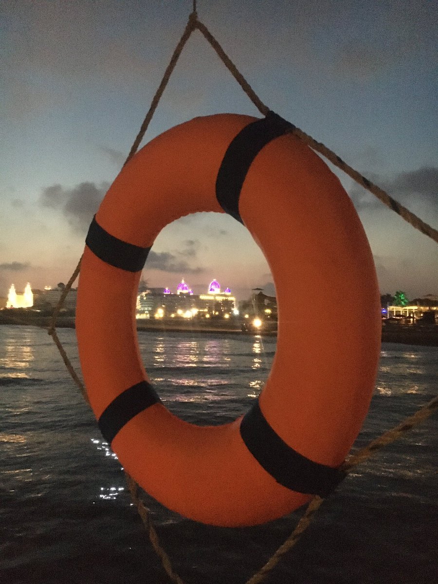 Maksim Gorki derki;
“Ne kadar az bilirsen
o kadar iyi uyursun.”
İzahını Jean-Paul Sartre yapar;
“Uyursan gece biter,
uyuyamazsan sen.”
Son noktayı Sigmund Freud koyar:
“Çok uyumak kaçmaktır,
uyuyamamaksa yakalanmak.”