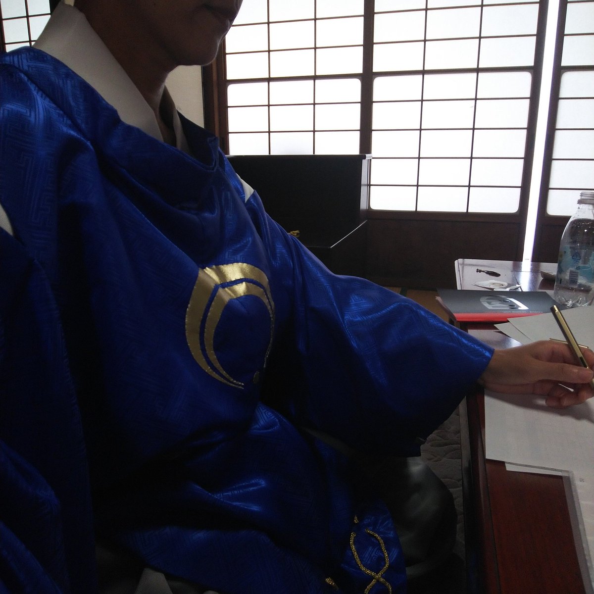 鈴月りんlv52も推し愛は尽きることなく On Twitter コスプレ注意 たまには給料分働くとするか 三日月宗近 ガチの仕事中 現実逃避で 衣装着てみたw