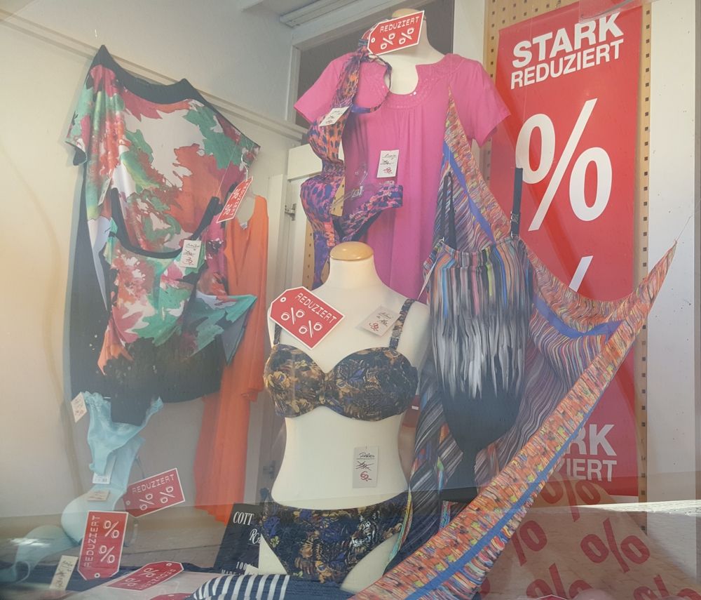 GoCoburg's tweet photo. Ihr neues Strandoutfit jetzt im Sale! 👗👙 Jetzt reduzierte Bademode für Sie - Bikini, Badeanzüge, Badekleider und Kleider, Pareos: bei New Freyberger am Markt findet jede Kundin das passende Strandoutfit. ☀️🏖https://t.co/EzhCQirfWp #Coburg #Bademode #Strand #KaufLokal https://t.co/BtbLRLYmqo