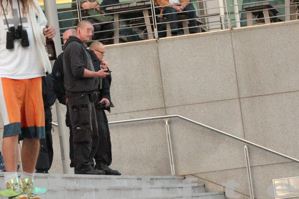 recherche030's tweet photo. Seit Januar steht der Polizist Stefan K. wegen eines brutalen rassistischen Angriffs vor Gericht. Beim LKA ist er mit Neonazis und der extremen Rechten befasst, mit der "PMS Rechts" begleitete er rechte Demos. (1/4)

▪️ https://t.co/6zfbRDpSkc https://t.co/IXk4rWtNLY