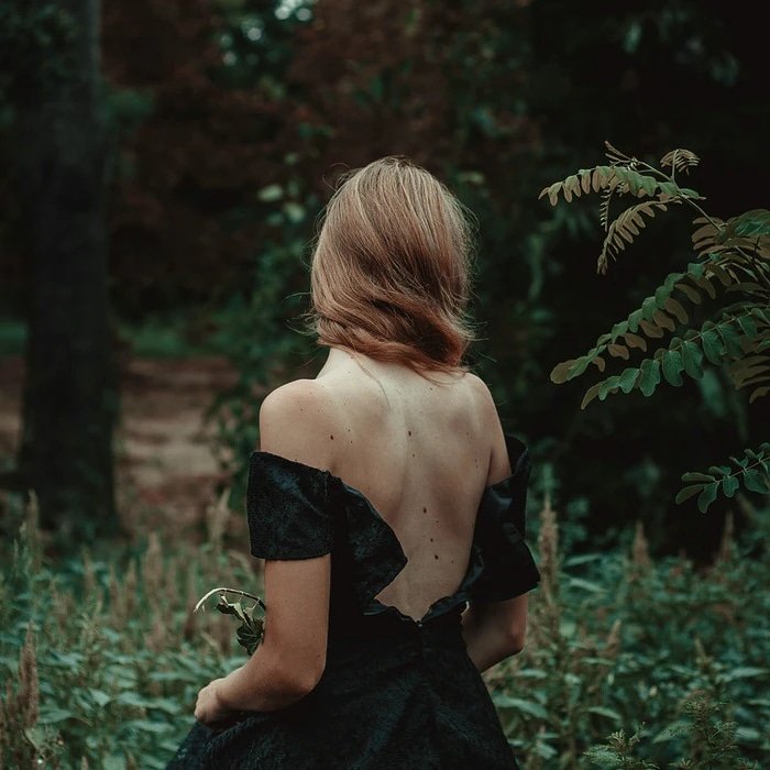 TheHawthorneArc's tweet photo. #Dryads are tree spirits from #GreekMythology who look like beautiful young women with leaves in their hair. They belong to and live by specific trees but are also able to leave them to wander through the forest.
#TheHawthorneArchives #FolkloreThursday #Lore #DailyLore https://t.co/OxCJmzq0or