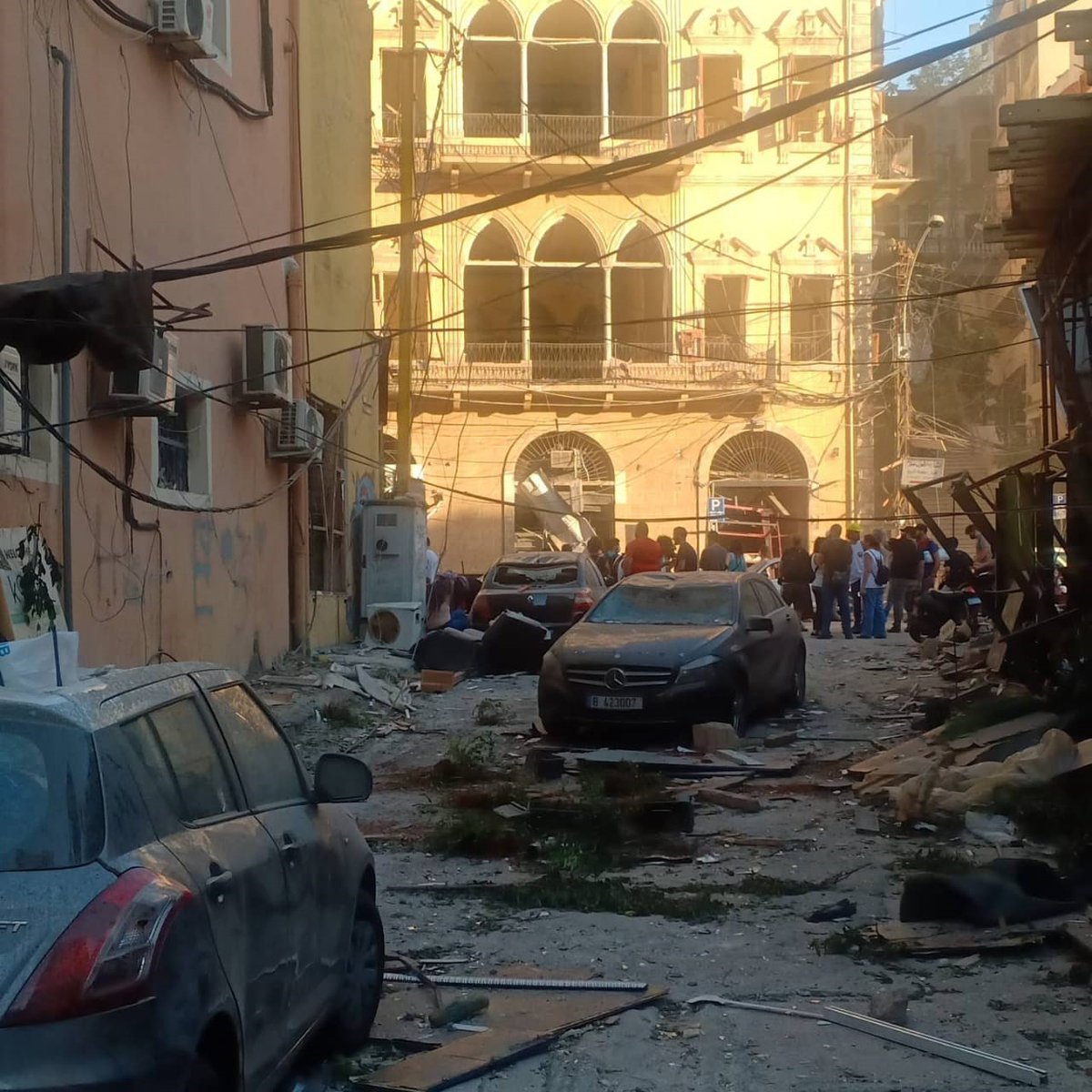 helpfromgermany's tweet photo. Die Zerstörung nach der gewaltigen #BeirutExplosion ist kaum in Worte zu fassen. Über 250.000 Menschen haben ihr Zuhause verloren. Unsere #Nothelfer sind unterwegs. Jetzt spenden: https://t.co/3VymzmUF0w
#Libanon #Beirut https://t.co/xPajM6jnAt