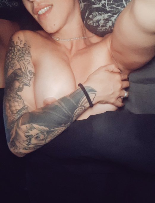 Coucou mes amours ! Bien dormi ? RT et raconte moi si oui ou non 🖤 https://t.co/mMsgDBaLOE<a href="/tag/sextape"class="tags"><span>#sextape</span></a><a href="/tag/cul"class="tags"><span>#cul</span></a><a href="/tag/mym"class="tags"><span>#mym</span></a><a href="/tag/branler"class="tags"><span>#branler</span></a>