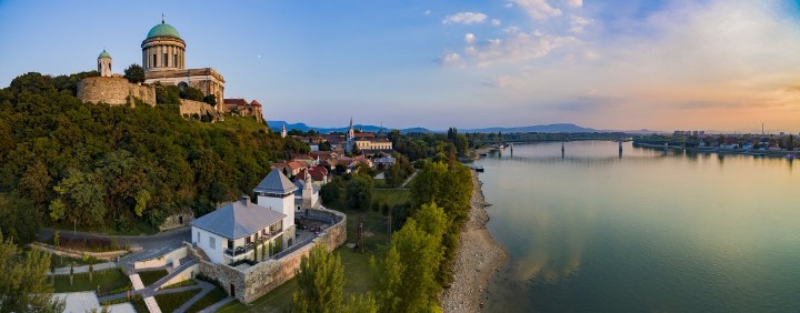 VineyardKapolna's tweet photo. #HungaryGuide
Two boat routes drive along the Danube bend, allowing visitors to cruise upriver and enjoy the view – one between #Esztergom and Zebegény, the other from #Szentendre to #Visegrád 🚢
➡️ #Hungary #danube #danubebend #cruises #cruisesHUN
https://t.co/fNutX6ZdQm https://t.co/w5Y20NnwrY