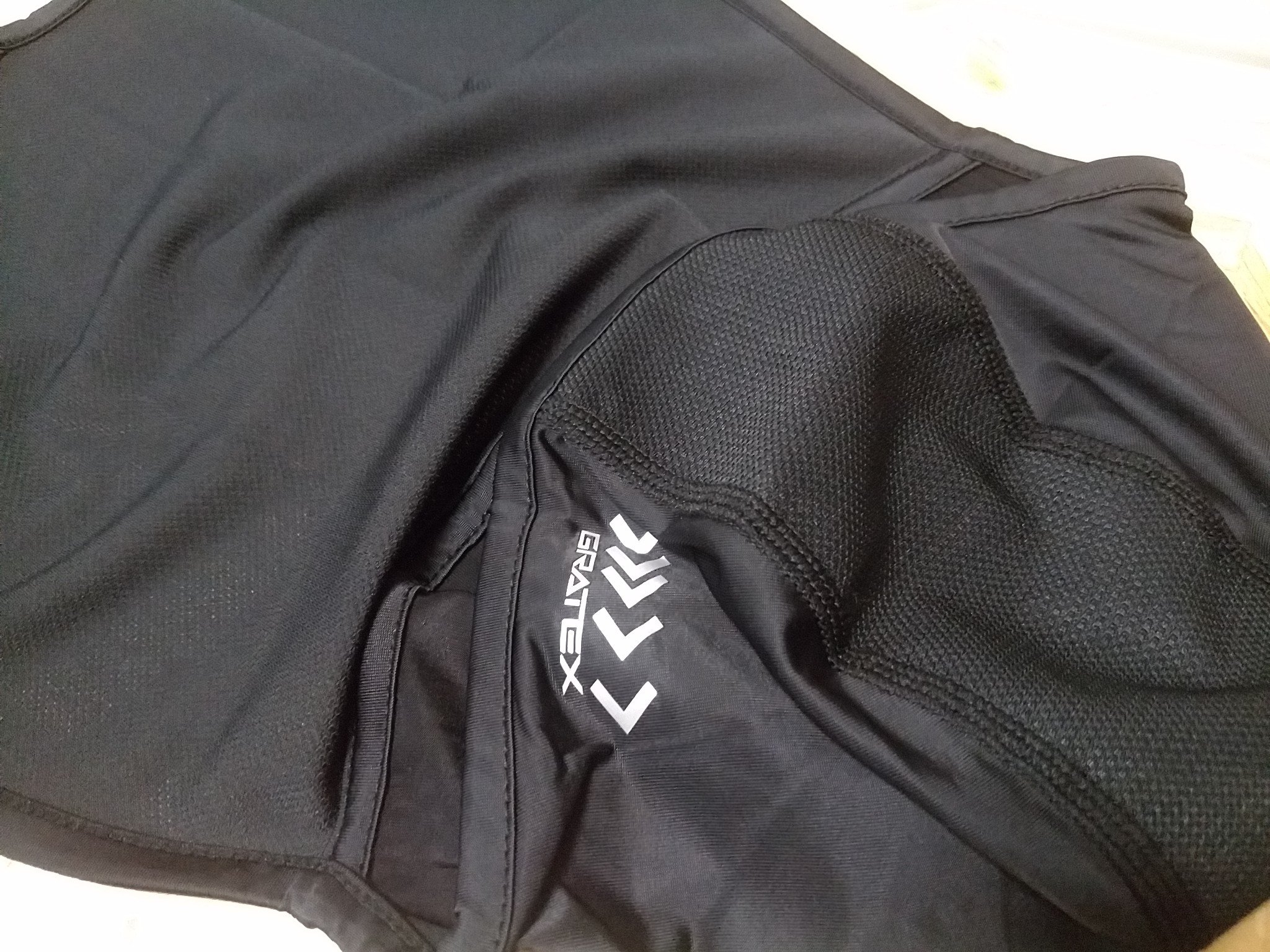 Yoh ワークマンのヘルメット用のタオルターバン かなり薄手で首も日射しをガードしてくれるから 釣りやバイクにちょうど良い 冷感は気持ちするかな あとツルツル素材だからキャップが滑るので注意 蒸れ防止 日焼け防止