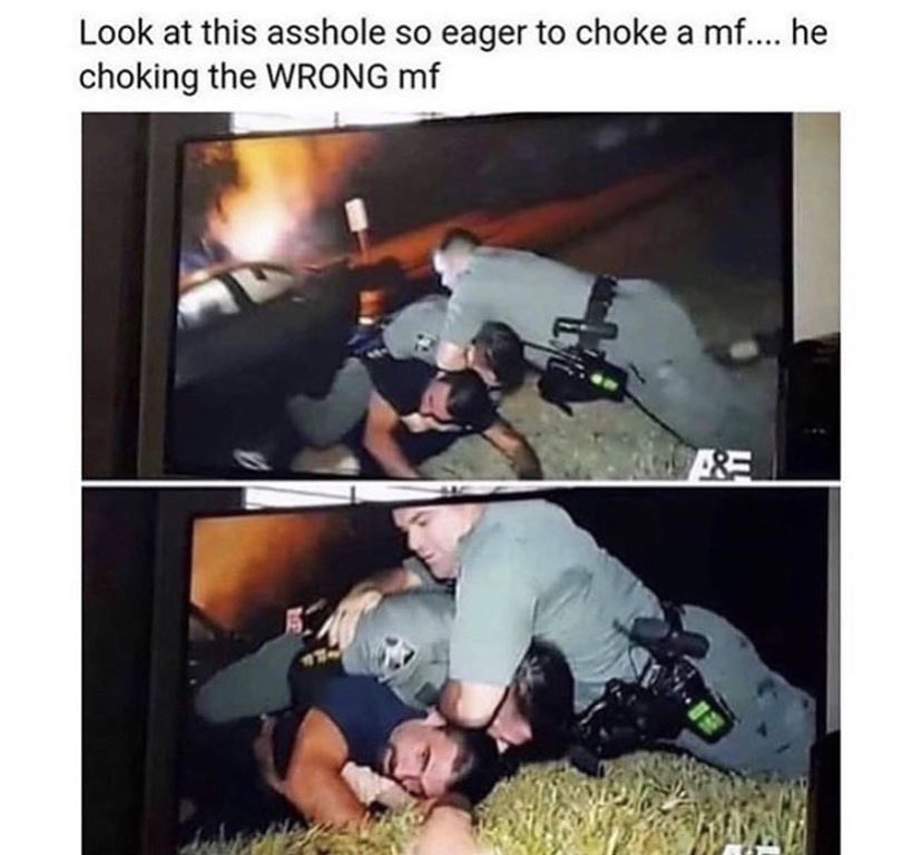Ukmemes9's tweet photo. Why is the other guy lying on the floor😂😂 #memes https://t.co/zfymxpLPR6