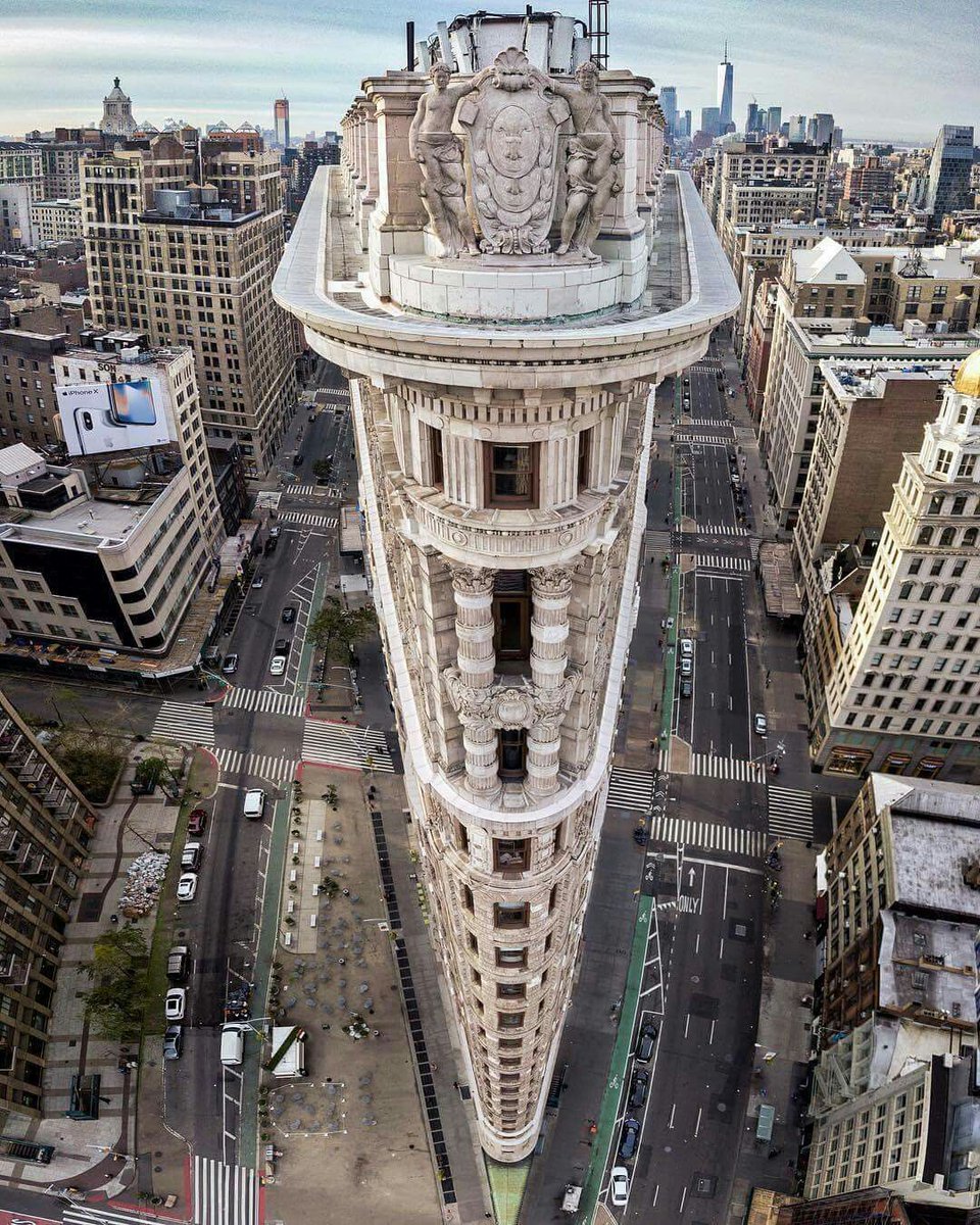 #JuevesDeArquitectura _ El edificio Flatiron, originalmente edificio Fuller, uno de los primeros rascacielos construidos en Manhattan. Diseñado por Daniel Burnham  en 1902. 
#Arquitectura #Architecture #Retokommerling