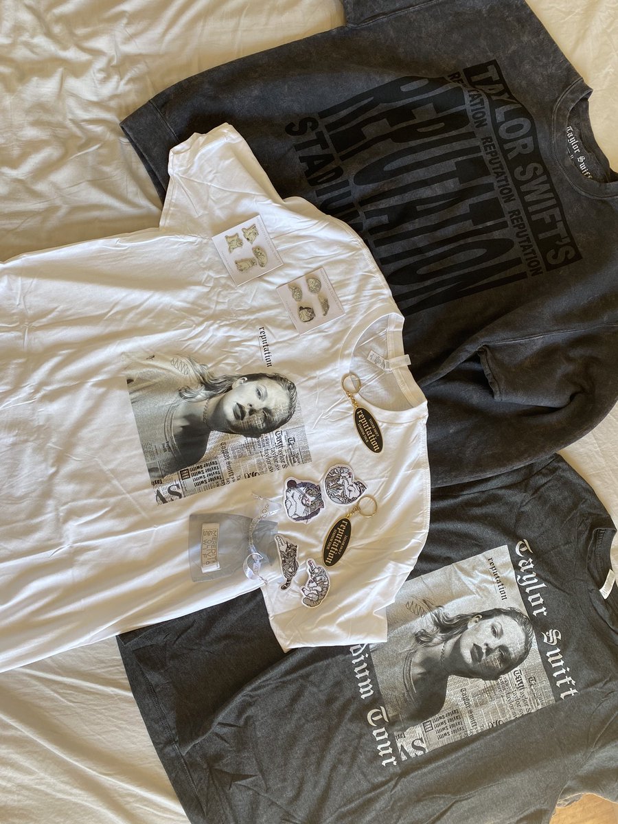 karimbm0410's tweet photo. Finally after a LOOOOONG time my rep merch arrived 😍🤤 I got 3 surprise gifts!!! MEREDITH AND OLIVIA PINS AND PATCHES!!! OMG IM CRYING!😭🤤❤️😍 Thank you sooooo much @taylorswift13 & @taylornation13 #repmerch #TaylorSwift https://t.co/GdCLJIQEDY