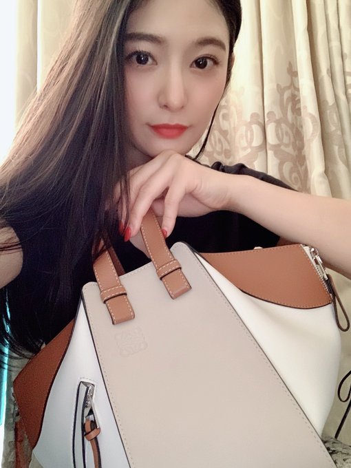 ビビビときまして一目惚れ&hearts;︎︎&lowast;︎*ﾟ 衝動買いしてしまった😬🧡 👜Loewe👜 https://t.co/ats2QzSnJK