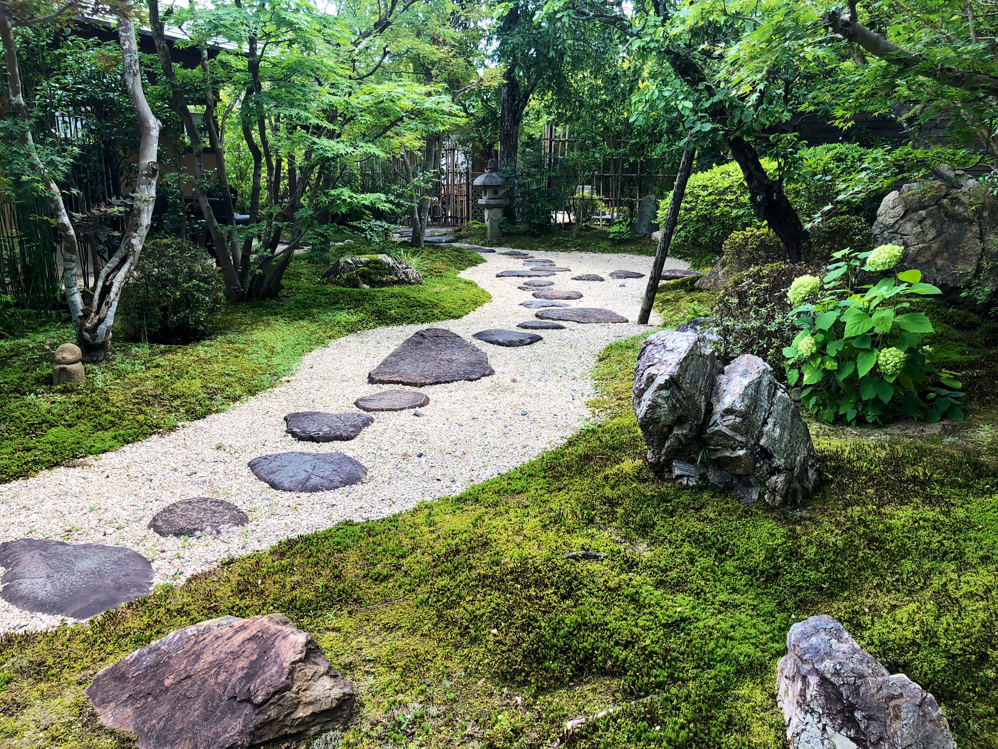 日本庭園メディア おにわさん The Japanese Gardens 源鳳院庭園 この邸宅は元は山科家が華族 公爵だった時代に19年 大正9年 に建てられたもので 現在の建物は03年に建築家 渡辺明さんにより改修を経たもの 前半部の 枯山水庭園 は 日本庭園メディア おにわさん The Japanese Gardens 源鳳院庭園 この邸宅は元は山科家が華族 公爵だった時代に19年 大正9年 に建てられたもので 現在の建物は03年に建築家 渡辺明さんにより改修を経たもの 前半部の 枯山水庭園 は