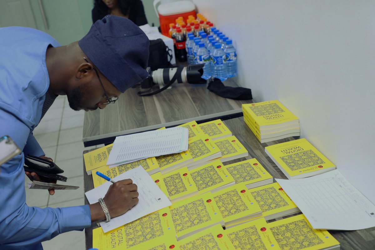 TAOPHEEK's tweet photo. I can't believe it's a year already that you gifted mankind with this amazing work #DigitalWealthBook. Happy anniversary and keep thriving @Omojuwa https://t.co/mndaJNmYAq