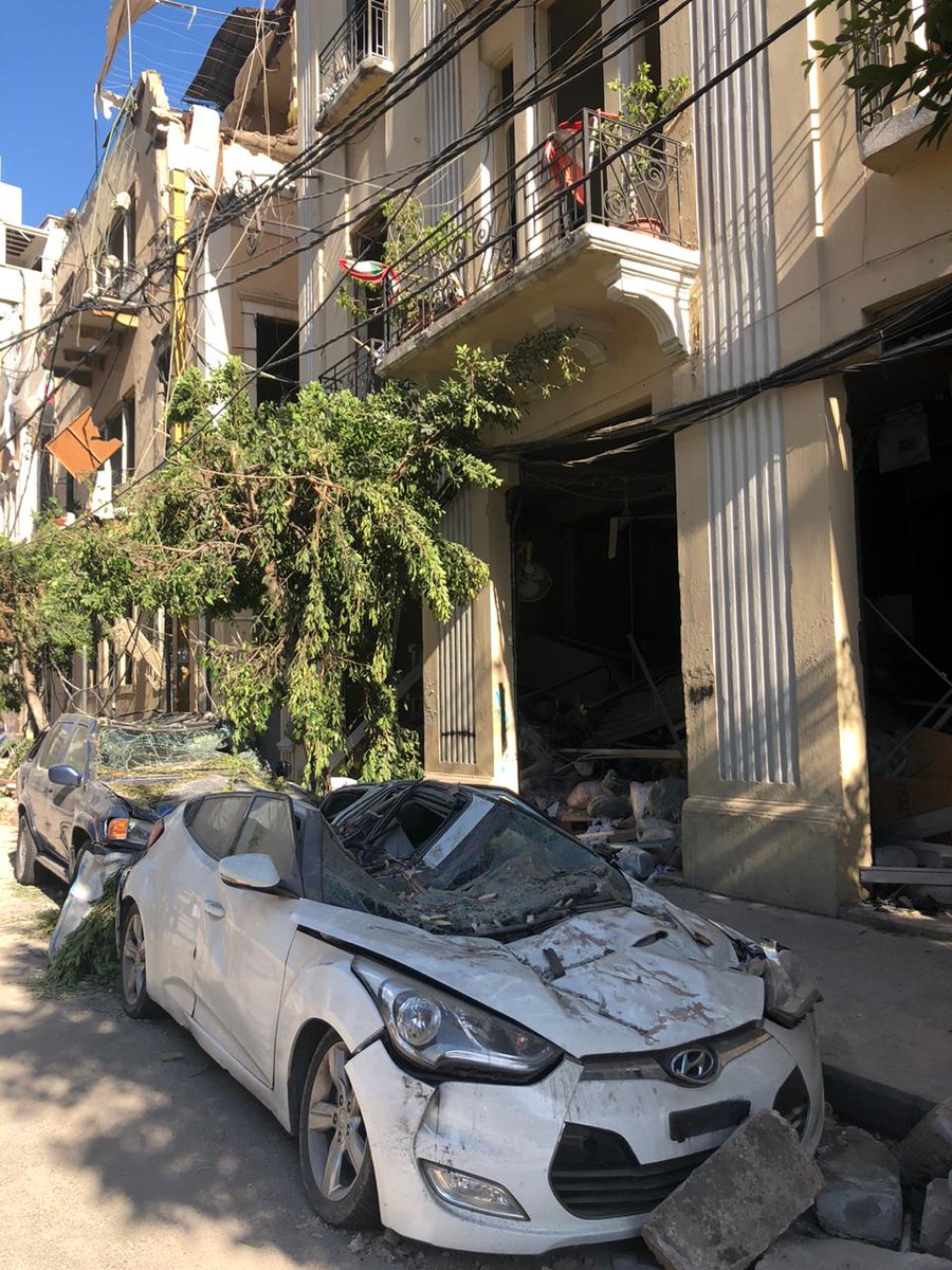 roteskreuz_de's tweet photo. Bilder einer zerstörten Stadt 🏚️🏚️ #DRK-Mitarbeiter vor Ort in #Beirut dokumentieren die Schäden auf den Straßen und in Ihren privaten Wohnungen. Die #BeirutExplosion haben vrs. bis zu 300.000 Bewohner obdachlos gemacht. 
Spenden helfen ▶️ https://t.co/alD7jAfDmk https://t.co/Walbbm9SSi