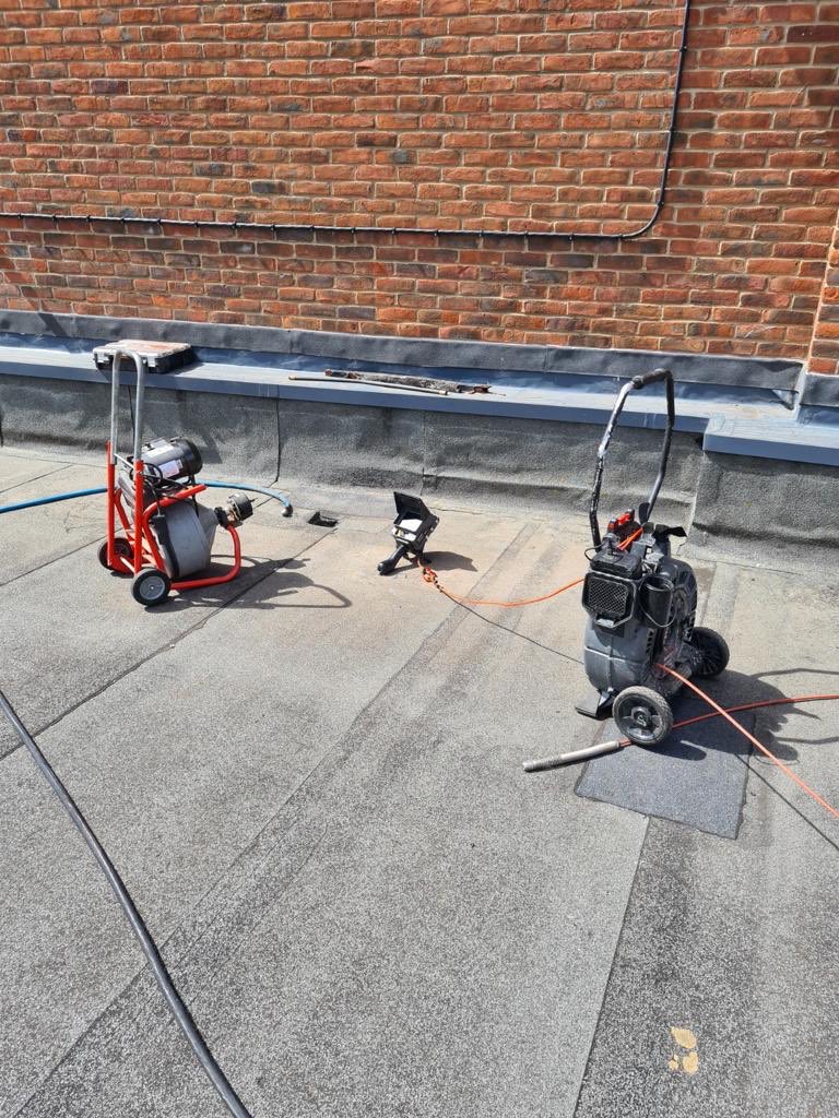 One of our #Drainage teams doing what they do best, Thinking 💭 outside the box 📦 to resolve an ongoing #Maintenance issue for one of our clients where other #contractors have failed 😔 meaning #problemsolved and #happyclient 😁 AMPM.LTD 🚨👷🏻‍♂️🛠🧰🚧