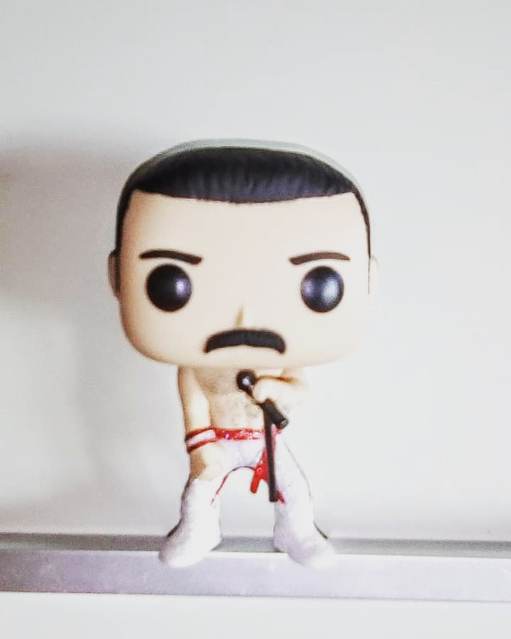 La passione verso questa #legenda del #rock non conosce limiti..... Una fan del #QueenAtTheOpera, e ovviamente dei Grandi #Queen e #FreddieMercury, ci ha inviato queste foto 😍👑🎤 #FreddieMercury @OriginalFunko