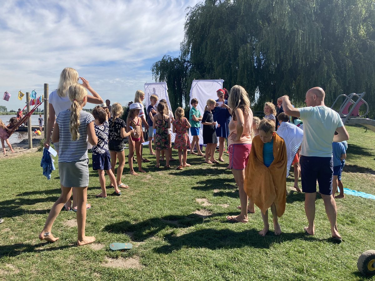 Ode aan de Washand! Vandaag was beeldend kunstenaar Marjan Beuker op WaterSportCampingheeg met een korte voorstelling en een quiz! Pien won het douche-klokje want zij had de meeste vragen goed 🥳! #douchelief #sdg6