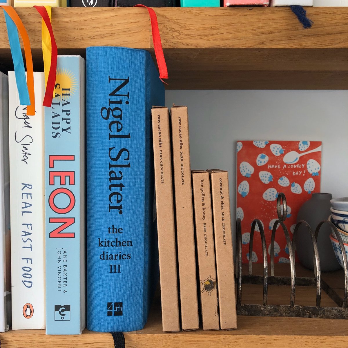 A few of our favourite bars and books🍫📚

What are your favourite cookbooks?

#kitchenshelves #shelfie #ethicalchocolate #sustainblysourced #darkchocolate #milkchocolate