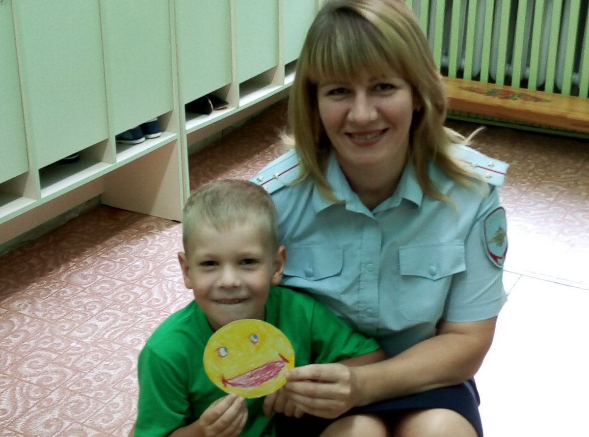 В детском саду "Росинка" в дежурной группе "Цветик-семицветик" прошла акция "Подари улыбку", в ходе которой воспитанники подарили смайлики, изготовленные собственными руками сотрудникам и родителям.