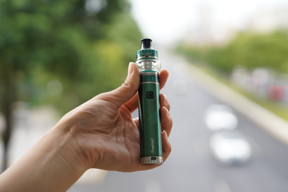 Freemaxvape's tweet photo. Twist and vape, enjoy marvelous flavors and massive clouds with Twister 30W Kit🌪️💙💙
Show me your Twister 30W😌😋
⚠️For 21+ only.
#FreemaxTwister30WKit #Twister30W #Twister30WKit #Fireluke22 #freemaxvape #Twister80W #FreemaxTwister #firelukeMesh #Fireluke2 https://t.co/2HSaBcQDVX