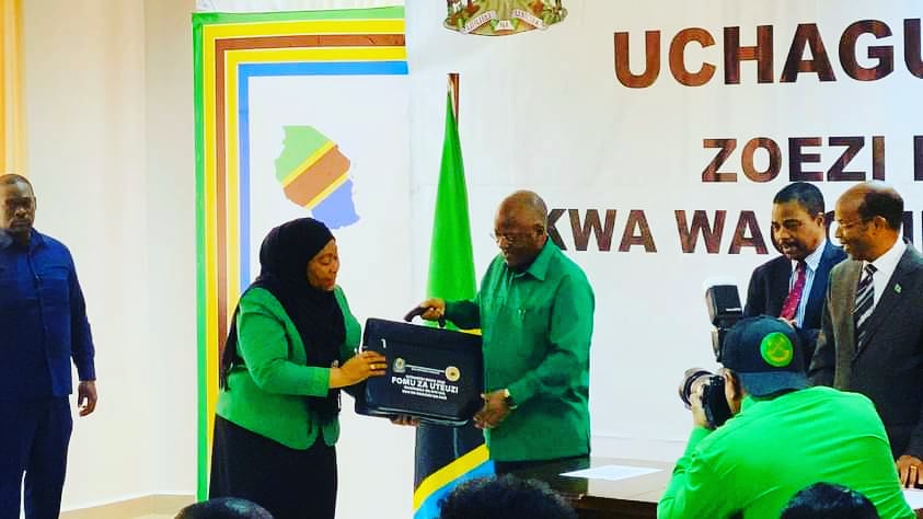 UvinzaFM's tweet photo. #Uchaguzi2020 Mgombea Urais wa Tanzania kupitia CCM Dkt. John Magufuli akiwa ameambatana na Mgombea wake mwenza Samia Suluhu, leo Agosti 6, 2020 amechukua fomu ya kugombea Urais katika ofisi za Makao Makuu ya Tume ya Taifa ya Uchaguzi (NEC) Njedengwa Jijini Dodoma.#ccm #ccm2020 https://t.co/23LPjK7vnb