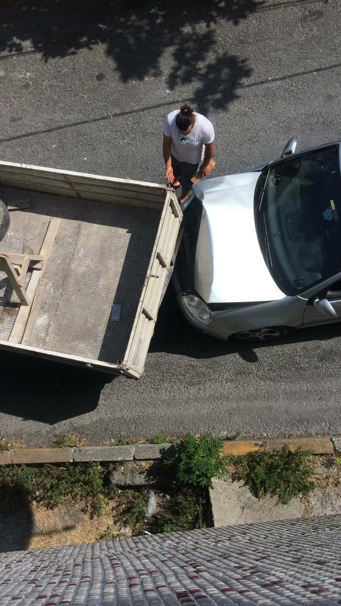 Beyoğlu Piripaşa Mahallesi Hörgüç Sokak’taki yokuşta kaygan yol yüzünden yine kaza oldu.2018’den beri şikayet etmemize rağmen sonuç yok! İnsanların ölmesini mi bekliyorsunuz? <a href="/istanbulbld/">İstanbul Büyükşehir Belediyesi</a> <a href="/BeyogluBld/">Beyoğlu Belediyesi</a>