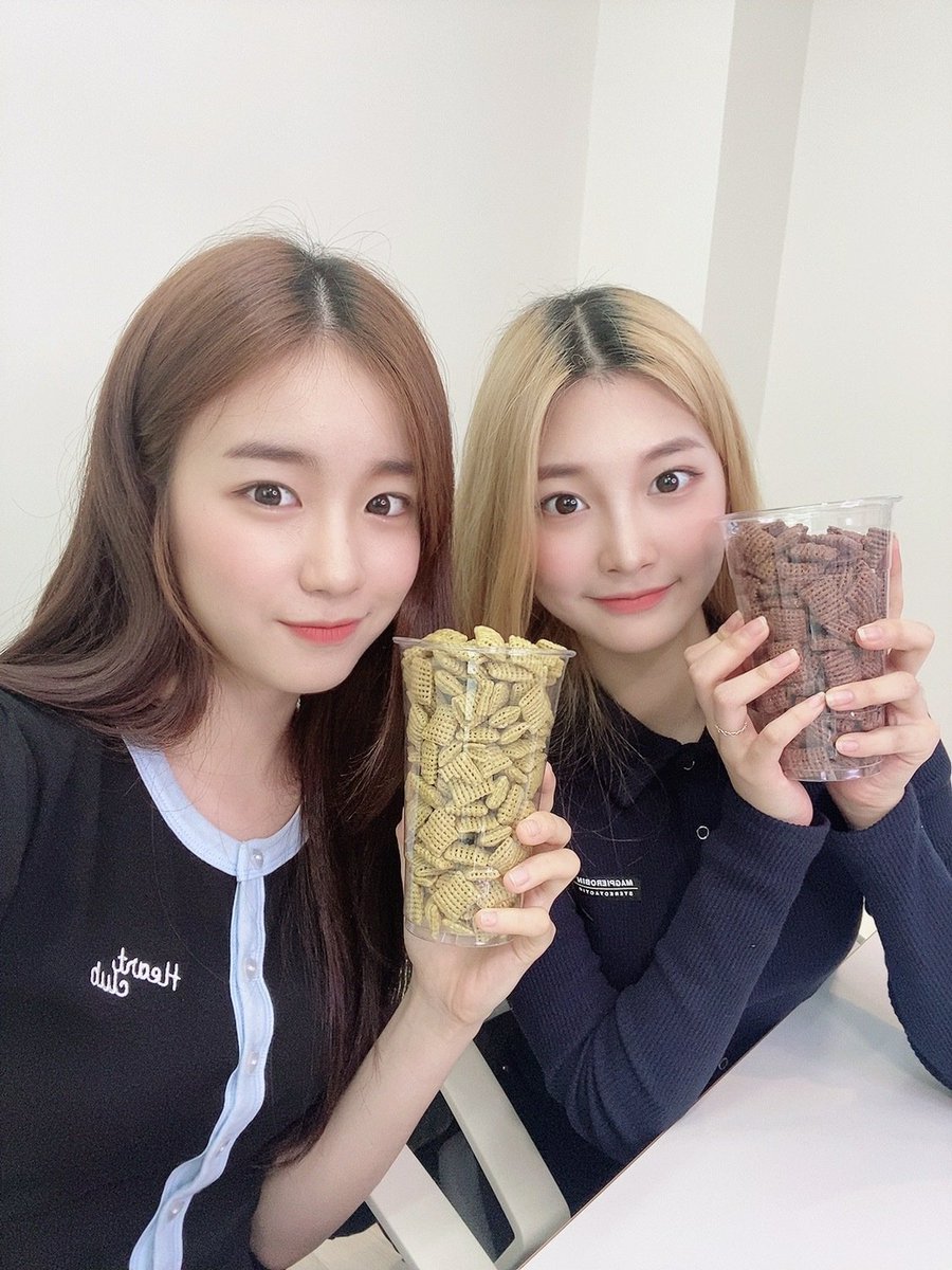 WOOAH_HM's tweet photo. [#wa_vlive✌]
시리얼과 함께 다시 돌아온 꼬멍즈🐢🐶
여러분과 같은 시리얼 취향을 가지고 있는 
꼬멍즈는 누구인가요?😃💚🤎

못보신 분들 다시 보기!👇
🔗 https://t.co/kIokWgXblG

#우연 #민서 https://t.co/JFRfThSC7j